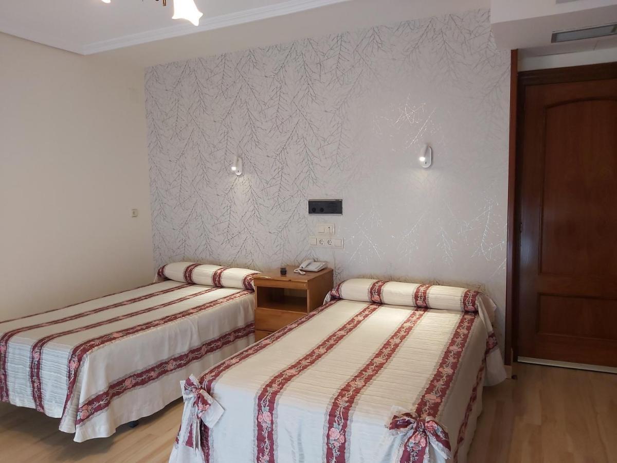 Hostal Virgen Del Villar ลากูนา เด ดูเอโร ภายนอก รูปภาพ